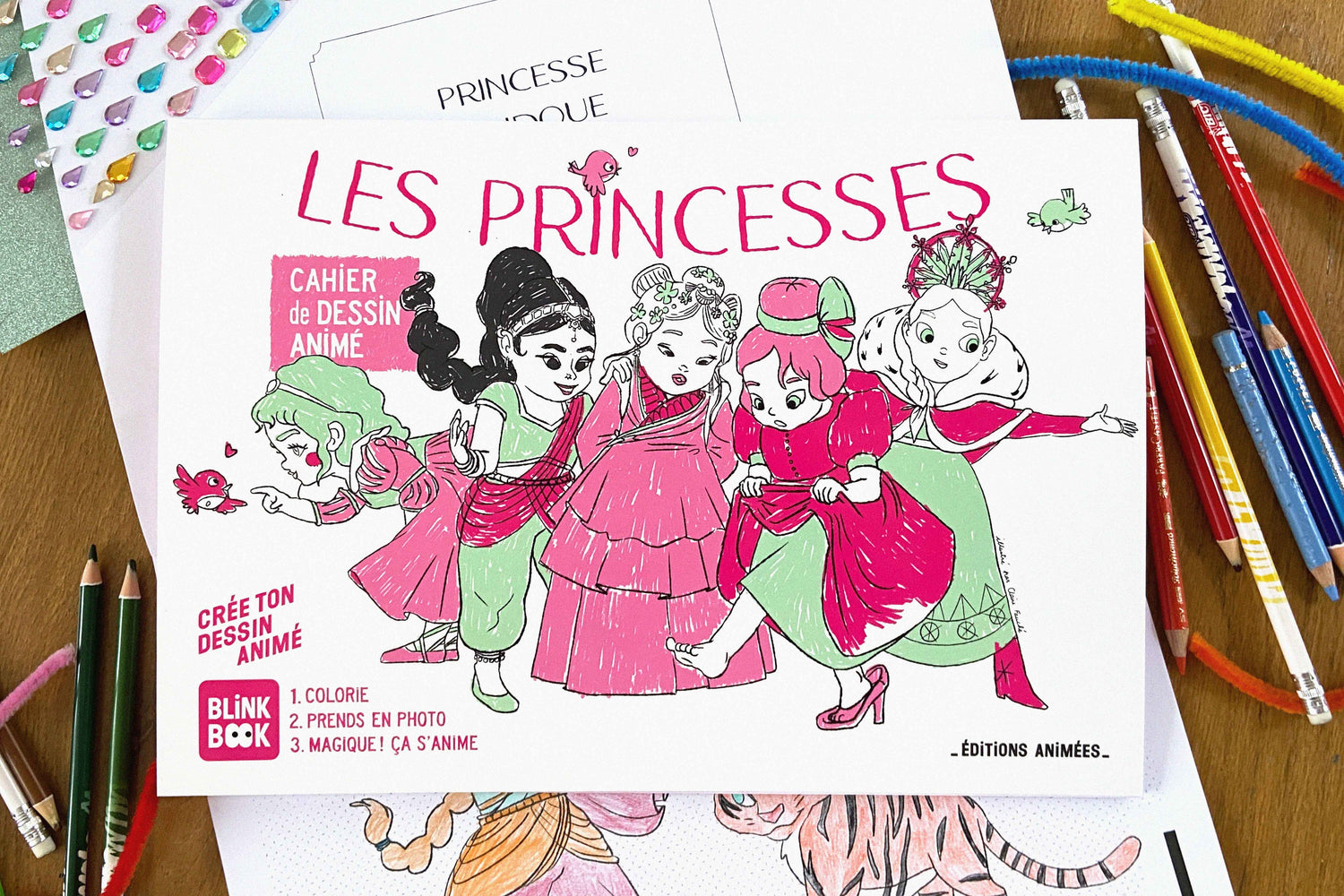Cahier Les Princesses du Coffret Best Seller BlinkBook, coloriages animés pour enfants 3-9 ans avec personnages de contes féeriques.