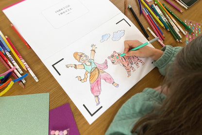 Enfant coloriant une scène de princesse et tigre dans Les Princesses - BlinkBook, cahier de dessin animé éducatif pour 3 à 9 ans.